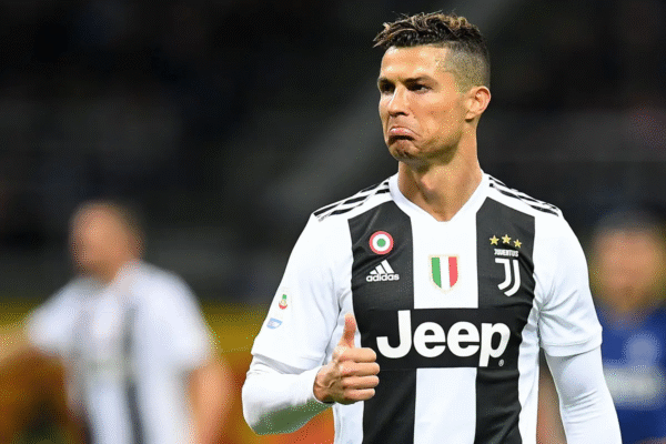 Những cầu thủ nổi tiếng với thói quen kỳ lạ trước trận: Bí mật làm nên phong độ đỉnh cao