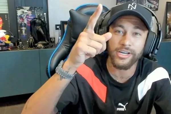 Cầu thủ bóng đá kiêm streamer và YouTuber